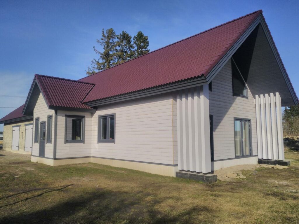 Valmis viilkatusega elamu – fassaad kombineeritud paekivi ja puiduga, katus veinipunane Beders Palema katusekivi