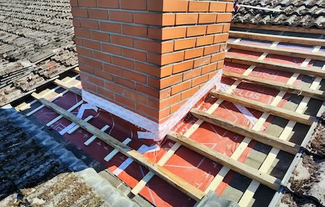 Katuse remonttööd ja roovituse paigaldus korstna ümbruses