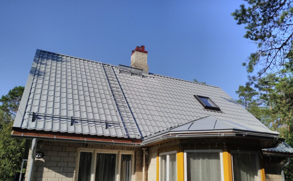 Kiviprofiil plekkkatus Toode AS katuseredeli, lumetõkete ja käiguteega